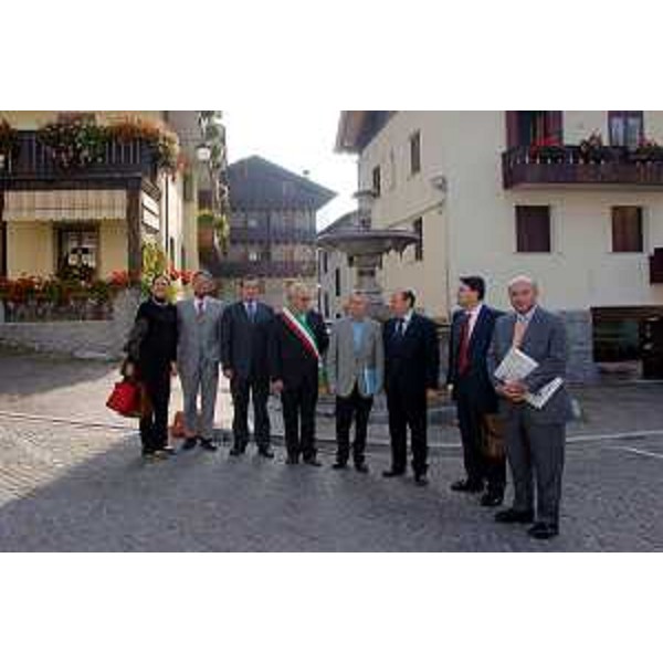 Michela De Piero (Assessore Regionale alla programmazione e controllo, alle risorse economiche e finanziarie, al patrimonio e servizi generali e alle pari opportunità), Roberto Antonaz (Assessore regionale all'istruzione, cultura, sport e pace), Enzo Marsilio (Assessore regionale alle risorse agricole, naturali, forestali e montagna), Luigino Antoniacomi (Sindaco di Forni di Sopra), Riccardo Illy (Presidente della Regione Friuli Venezia Giulia), Gianfranco Moretton (Assessore regionale all'ambiente, lavori pubblici e protezione civile), Lodovico Sonego (Assessore regionale alla pianificazione territoriale, energia, mobilità e infrastrutture di trasporto), Enrico Bertossi (Assessore regionale alle attività produttive). (Forni di Sopra, 08/10/04)