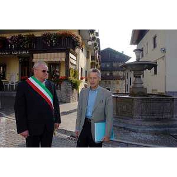 Luigino Antoniacomi (Sindaco di Forni di Sopra), Riccardo Illy (Presidente della Regione Friuli Venezia Giulia). (Forni di Sopra, 08/10/04)