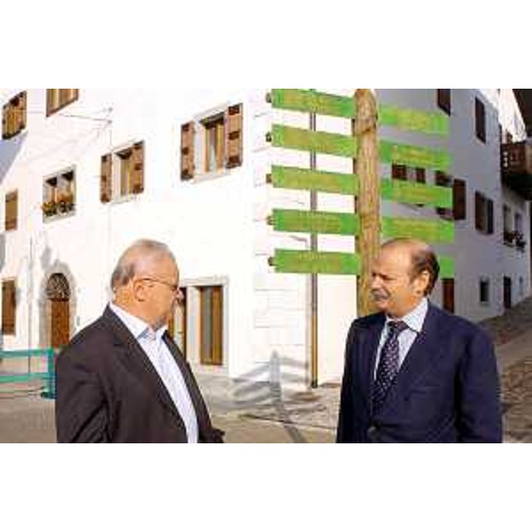 Luigino Antoniacomi (Sindaco di Forni di Sopra), Gianfranco Moretton (Assessore regionale all'ambiente, lavori pubblici e protezione civile). (Forni di Sopra, 08/10/04)