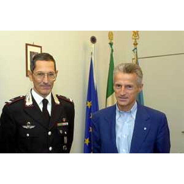 Generale Silvio Ghiselli (nuovo comandante dei Carabinieri del Friuli Venezia Giulia), Riccardo Illy (Presidente della Regione Friuli Venezia Giulia). (Trieste, 07/10/04)