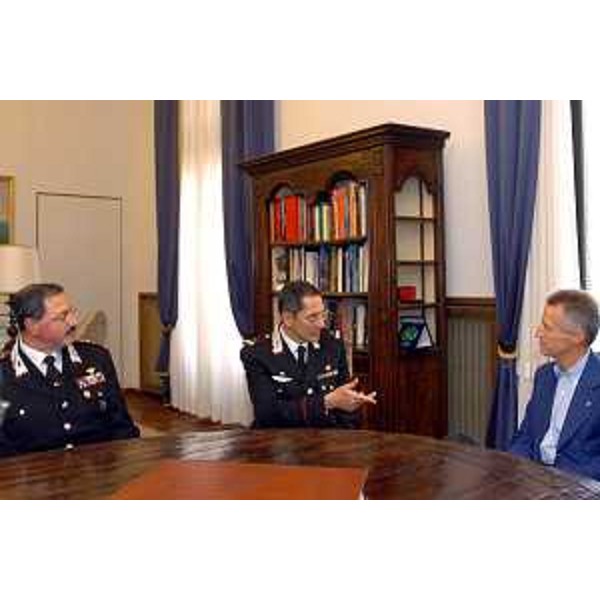 Riccardo Illy (Presidente della Regione Friuli Venezia Giulia) incontra il generale Silvio Ghiselli (nuovo comandante dei Carabinieri del Friuli Venezia Giulia). (Trieste, 07/10/04)