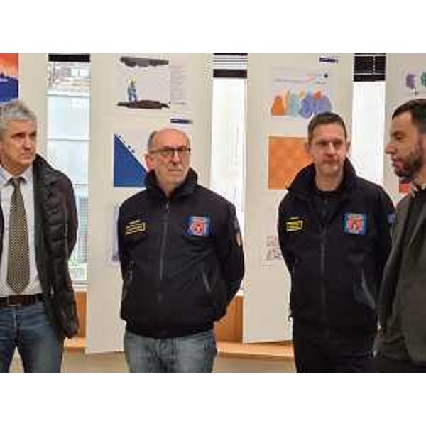 L'assessore Riccardo Riccardi, al centro, alla sua sinistria il direttore della Protezione civile Fvg Amedeo Artisei e alla sua destra il sindaco di Cordenone Andrea Delle Vedove, al Liceo artistico di Cordenons. - L'assessore Riccardo Riccardi, al centro, alla sua sinistria il direttore della Protezione civile Fvg Amedeo Artisei e alla sua destra il sindaco di Cordenone Andrea Delle Vedove, al Liceo artistico di Cordenons.