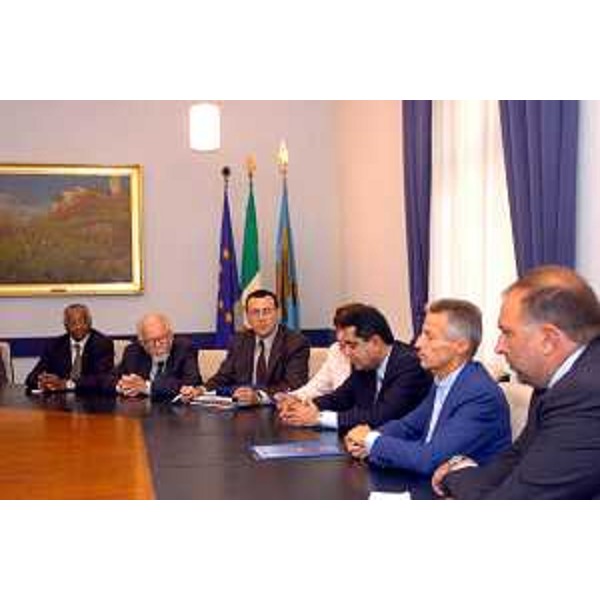 Riccardo Illy (Presidente della Regione Friuli Venezia Giulia), Roberto Cosolini (Assessore regionale al lavoro, formazione, università e ricerca), Paolo Budinich (presidente della Fondazione internazionale Trieste per il progresso e la libertà delle scienze), Mohamed Hassan (direttore esecutivo della TWAS - Third World Academy of Sciences), Nassir Abdulaziz Al Nasser (presidente del G-77 e ambasciatore del Qatar presso le Nazioni Unite). (Trieste, 07/10/04)