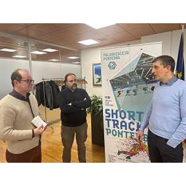 Da sinistra: Mario Anzil (vicepresidente Regione Fvg), Ivan Buzzi (sindaco Pontebba), Walter Bonatti (responsabile Skating club Pontebba) - Da sinistra: Mario Anzil (vicepresidente Regione Fvg), Ivan Buzzi (sindaco Pontebba), Walter Bonatti (responsabile Skating club Pontebba)