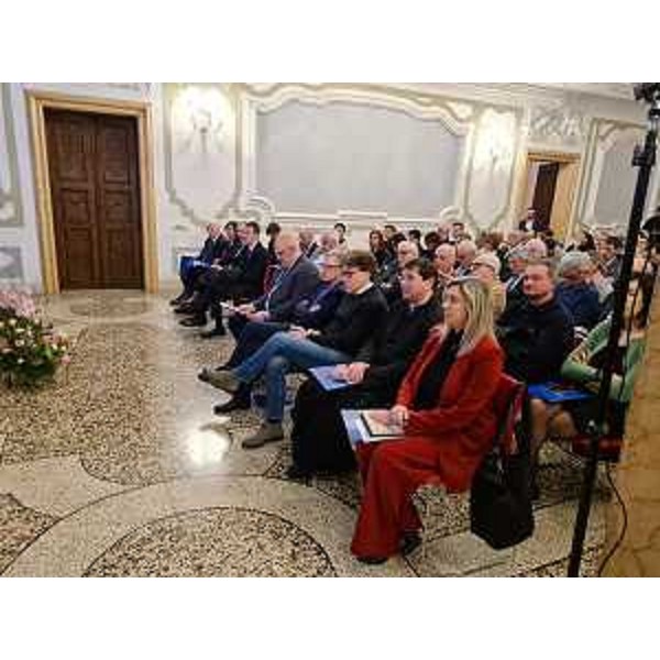 Con l'assessore Sergio Emidio Bini, all'assemblea di Confcooperative Pordenone presenti anche gli assessori regionali Cristina Amirante e Stefano Zannier - Con l'assessore Sergio Emidio Bini, all'assemblea di Confcooperative Pordenone presenti anche gli assessori regionali Cristina Amirante e Stefano Zannier