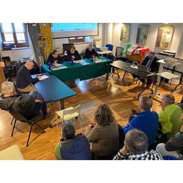 Un momento della conferenza stampa nella sala consiliare a Forni di Sopra - Un momento della conferenza stampa nella sala consiliare a Forni di Sopra