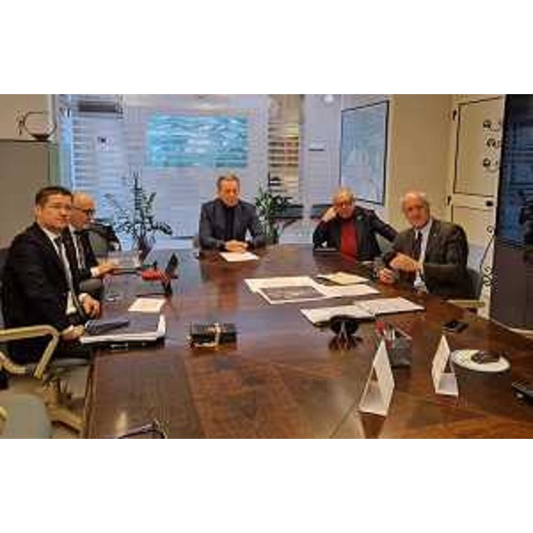 Una fase dell'incontro ristretto svoltosi al centro direzionale del Consorzio Ponte Rosso - Una fase dell'incontro ristretto svoltosi al centro direzionale del Consorzio Ponte Rosso