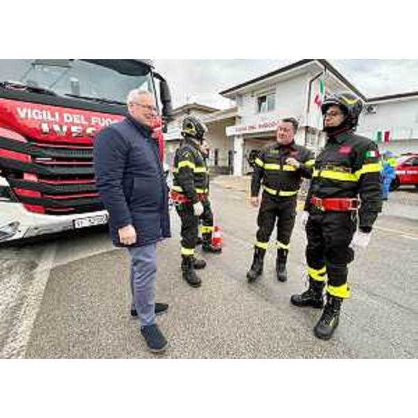 Il presidente Bordin (a sinistra nella foto) con i vigili del fuoco prima dell'inaugurazione - Il presidente Bordin (a sinistra nella foto) con i vigili del fuoco prima dell'inaugurazione