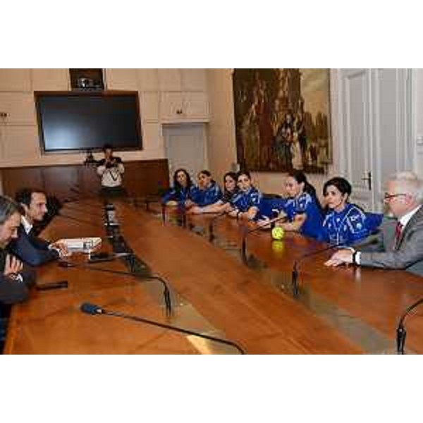 Il governatore Massimiliano Fedriga con le azzurre di softball - Il governatore Massimiliano Fedriga con le azzurre di softball