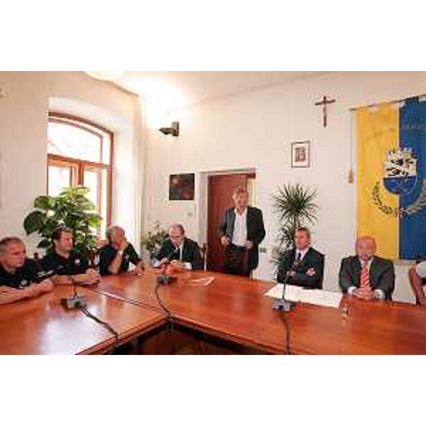 Enrico Bertossi (Assessore regionale alle attività produttive) con Baritussio (Sindaco di Tarvisio) alla presentazione della squadra della Snaidero Basketball a Tarvisio. (Tarvisio 25/08/06)