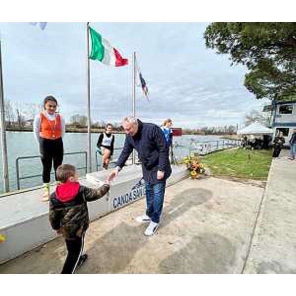 Il presidente Mauro Bordin riceve le medaglie da un supporter "in erba" del canottaggio - Il presidente Mauro Bordin riceve le medaglie da un supporter "in erba" del canottaggio