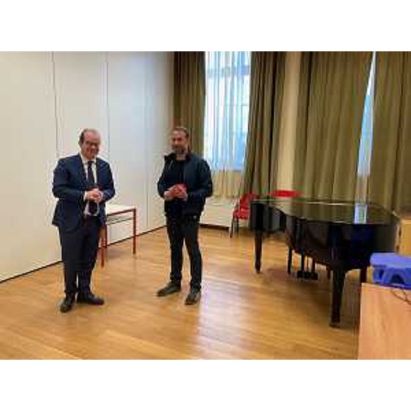 Il vice presidente con delega alla Cultura Mario Anzil in visita alla scuola di musica Città di Codroipo con il direttore artistico Giorgio Cozzutti - Il vice presidente con delega alla Cultura Mario Anzil in visita alla scuola di musica Città di Codroipo con il direttore artistico Giorgio Cozzutti 