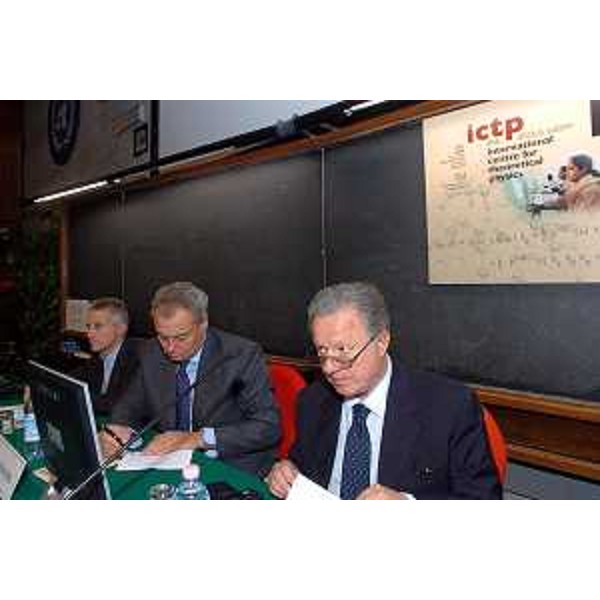 Riccardo Illy (Presidente della Regione Friuli Venezia Giulia), Roberto Antonione (Sottosegretario agli Affari Esteri), Altero Matteoli (Ministro dell'ambiente) (Trieste, 04/10/04)
