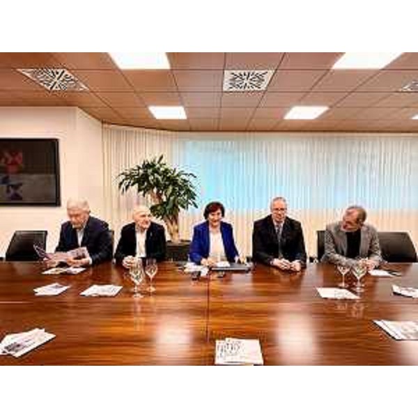 Un altro momento della presentazione. Il primo da sinistra è Valter Pezzarini, presidente Unpli Fvg, il primo da destra Tiziano Venturini (Città del vino) - Un altro momento della presentazione. Il primo da sinistra è Valter Pezzarini, presidente Unpli Fvg, il primo da destra Tiziano Venturini (Città del vino)