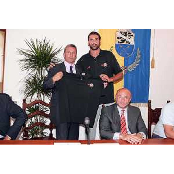 Enrico Bertossi (Assessore regionale alle attività produttive) con Baritussio (Sindaco di Tarvisio) e Di Giuliomaria alla presentazione della squadra della Snaidero Basketball a Tarvisio. (Tarvisio 25/08/06)