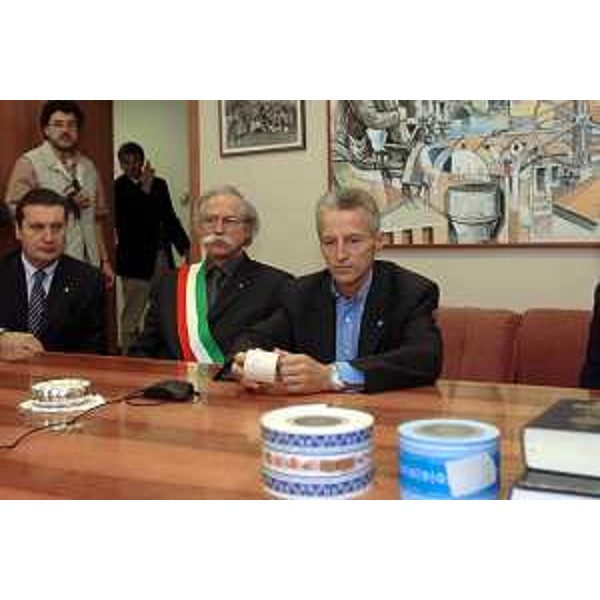 Enzo Marsilio (Assessore regionale alle risorse agricole, naturali, forestali e montagna), Riccardo Illy (Presidente della Regione Friuli Venezia Giulia). (Moggio Udinese, 02/10/04)