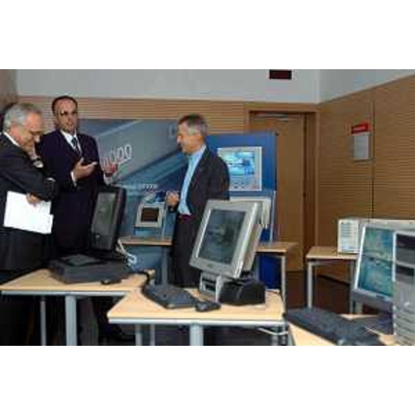 Riccardo Illy (Presidente della Regione Friuli Venezia Giulia) visita il nuovo stabilimento della Asem. (Artegna, 02/10/04)