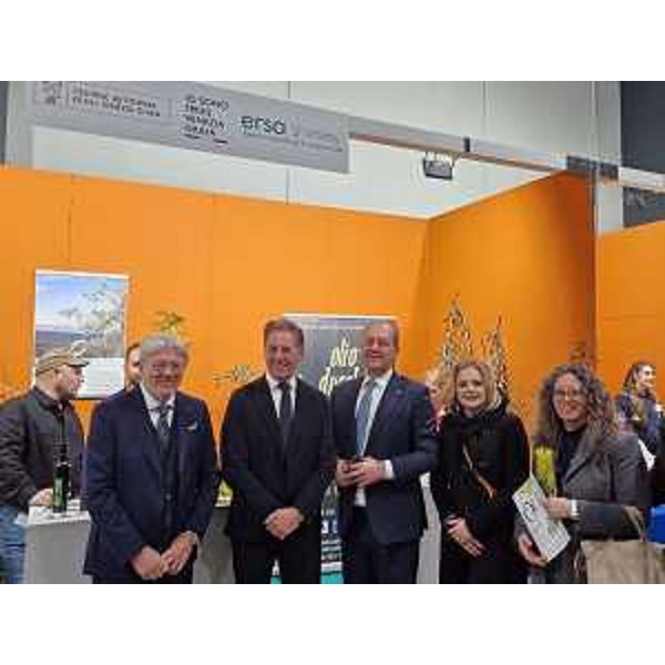 L'assessore alla Difesa dell'ambiente Fabio Scoccimarro (secondo da sinistra) allo stand dell'Ersa, l'Agenzia regionale per lo sviluppo rurale del Friuli Venezia Giulia. - L'assessore alla Difesa dell'ambiente Fabio Scoccimarro (secondo da sinistra) allo stand dell'Ersa, l'Agenzia regionale per lo sviluppo rurale del Friuli Venezia Giulia.