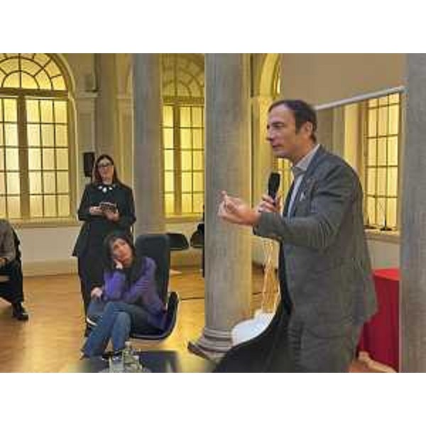 Il governatore Massimiliano Fedriga durante il suo intervento. Alla sua destra, seduta, il sindaco di Monfalcone Anna Maria Cisint - Il governatore Massimiliano Fedriga durante il suo intervento. Alla sua destra, seduta, il sindaco di Monfalcone Anna Maria Cisint