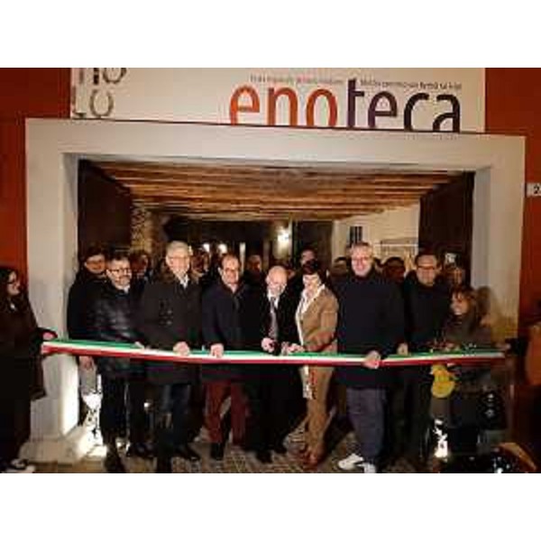 Il taglio del nastro della 75^ Festa regionale del vino Friulano di Bertiolo. - Il taglio del nastro della 75^ Festa regionale del vino Friulano di Bertiolo.