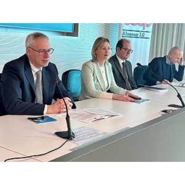 Un altro momento della presentazione: da sinistra il presidente Bordin, l'assessore Cicuto, il vicegovernatore Mario Anzil e il sindaco di Latisana, Lanfranco Sette - Un altro momento della presentazione: da sinistra il presidente Bordin, l'assessore Cicuto, il vicegovernatore Mario Anzil e il sindaco di Latisana, Lanfranco Sette