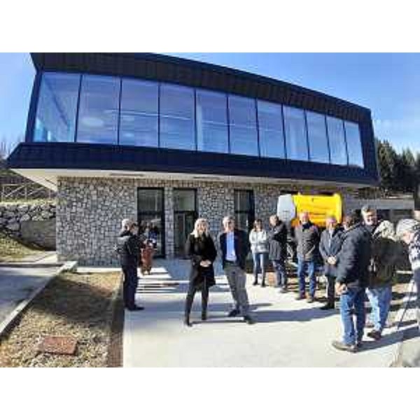 L'assessore regionale a Infrastrutture e territorio Cristina Amirante con il sindaco di Tarvisio Renzo Zanette durante la visita per la consegna della palazzina Eyof - L'assessore regionale a Infrastrutture e territorio Cristina Amirante con il sindaco di Tarvisio Renzo Zanette durante la visita per la consegna della palazzina Eyof 