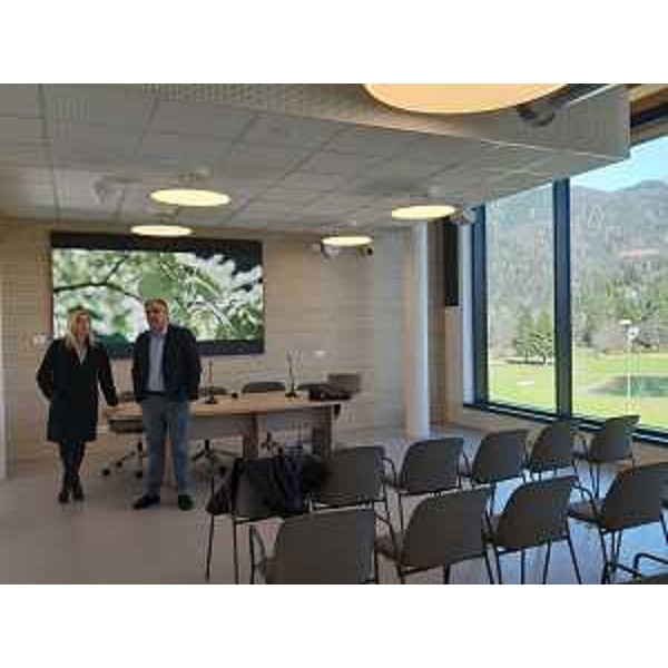 L'assessore regionale a Infrastrutture e territorio Cristina Amirante con il sindaco di Tarvisio Renzo Zanette durante la visita per la consegna della palazzina Eyof - L'assessore regionale a Infrastrutture e territorio Cristina Amirante con il sindaco di Tarvisio Renzo Zanette durante la visita per la consegna della palazzina Eyof 