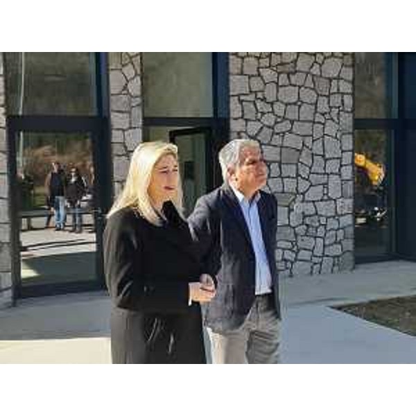 L'assessore regionale a Infrastrutture e territorio Cristina Amirante con il sindaco di Tarvisio Renzo Zanette durante la visita per la consegna della palazzina Eyof - L'assessore regionale a Infrastrutture e territorio Cristina Amirante con il sindaco di Tarvisio Renzo Zanette durante la visita per la consegna della palazzina Eyof 