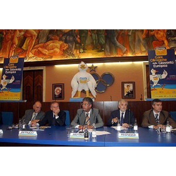 Gianni Petrucci (Presidente nazionale del CONI), Roberto Antonaz (Assessore regionale all'istruzione, cultura, sport e pace) alla presentazione di EYOF Lignano 2005. (Roma, 23/09/04)