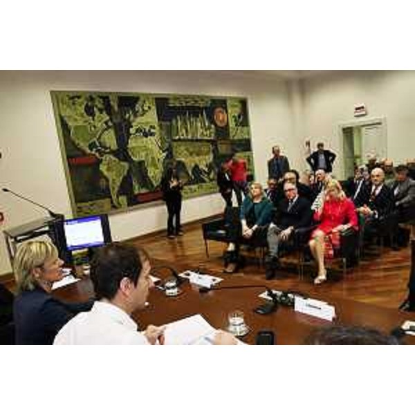 Il governatore Massimiliano Fedriga e l'assessore regionale Barbara Zilli alla conferenza stampa sui crediti fiscali - Il governatore Massimiliano Fedriga e l'assessore regionale Barbara Zilli alla conferenza stampa sui crediti fiscali