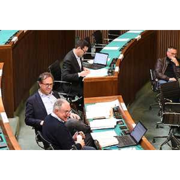 Banchi della Maggioranza con, dal basso verso l'alto, Moreno Lirutti e Mauro Di Bert (Fp), Igor Trelani (FdI) e Giuseppe Ghersinich (Lega) - Banchi della Maggioranza con, dal basso verso l'alto, Moreno Lirutti e Mauro Di Bert (Fp), Igor Trelani (FdI) e Giuseppe Ghersinich (Lega)