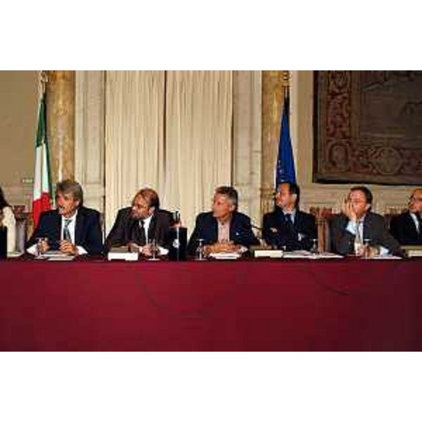 Riccardo Illy (Presidente della Regione Friuli Venezia Giulia), Alessandro Tesini (Presidente del Consiglio regionale) all'incontro congiunto tra presidenti Giunte Consigli Regioni e Province Autonome e parlamentari eletti in questi territori. (Roma, 22/09/04)