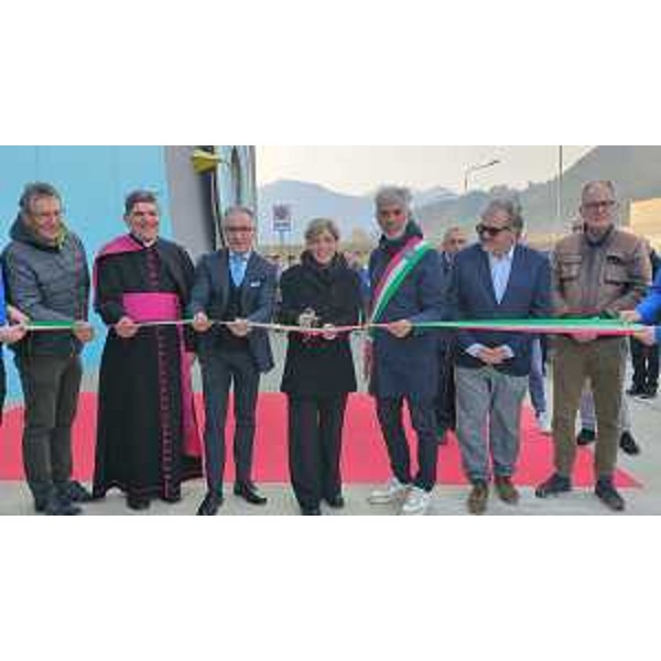 L'assessore Barbara Zilli taglia il nastro della nuova sede operativa e dello sportello del Cafc a Tolmezzo - L'assessore Barbara Zilli taglia il nastro della nuova sede operativa e dello sportello del Cafc a Tolmezzo