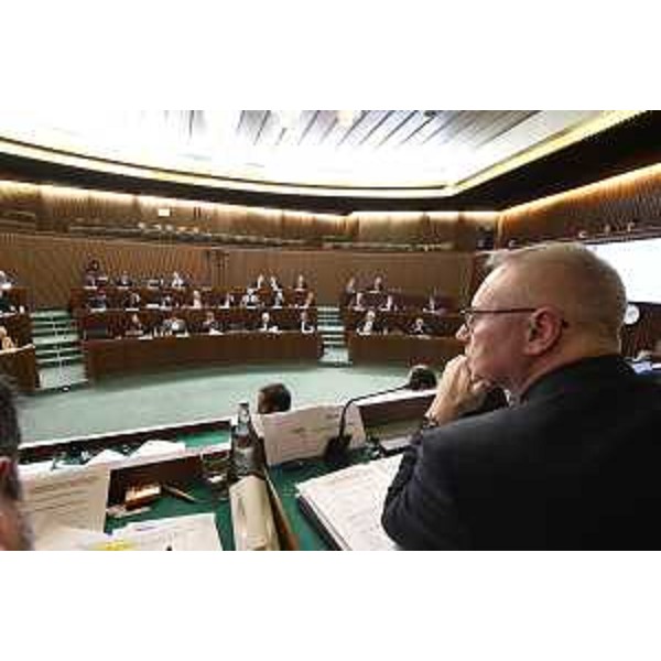 Il presidente del Cr Fvg, Mauro Bordin, mentre coordina i lavori dell'Aula - Il presidente del Cr Fvg, Mauro Bordin, mentre coordina i lavori dell'Aula