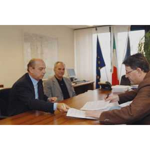 Lodovico Sonego (Assessore regionale alla pianificazione territoriale, energia, mobilità e infrastrutture di trasporto), Roberto Dipiazza (Sindaco di Trieste) alla firma accordo PRUSST. (Trieste, 16/09/04)