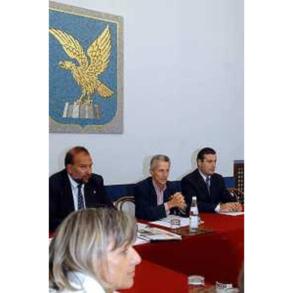 Roberto Cosolini (Assessore regionale al lavoro, formazione, università e ricerca), Riccardo Illy (Presidente della Regione Friuli Venezia Giulia), Enzo Marsilio (Assessore regionale alle risorse agricole, naturali, forestali e montagna). (Trieste, 16/09/04)
