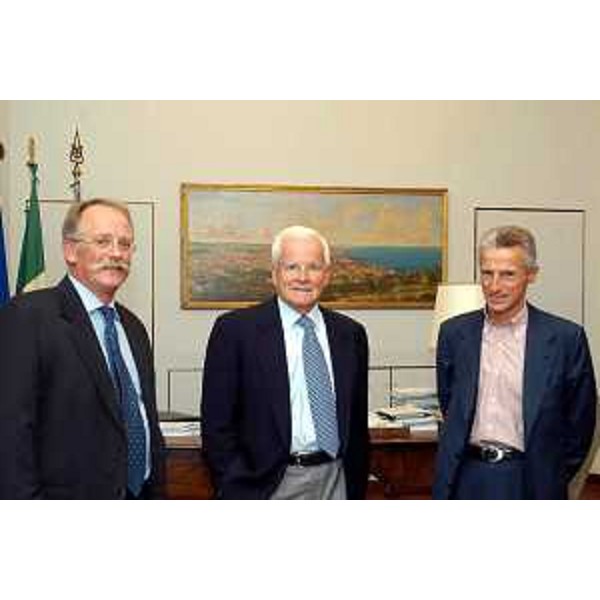 Riccardo Illy (Presidente della Regione Friuli Venezia Giulia), Carleric Haeggstroem (Amministratore delegato di Ikea Italia), Eric Goullard (Direttore generale Ikea Italia). (Trieste, 23/09/04)