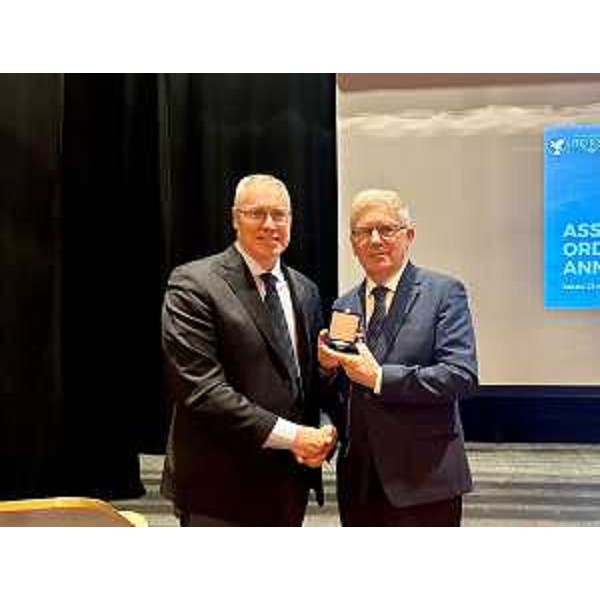 Il presidente Mauro Bordin consegna il sigillo del Cr Fvg al presidente Unpli Fvg uscente, Valter Pezzarini - Il presidente Mauro Bordin consegna il sigillo del Cr Fvg al presidente Unpli Fvg uscente, Valter Pezzarini