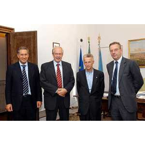 Riccardo Illy (Presidente della Regione Friuli Venezia Giulia), Staffan Wrigstad (Ambasciatore della Svezia in Italia), console onorario Francesco Saverio Parisi, Pierpaolo Ferrante (consigliere d'amministrazione di Trieste Expo 2008). (Trieste, 09/09/04)