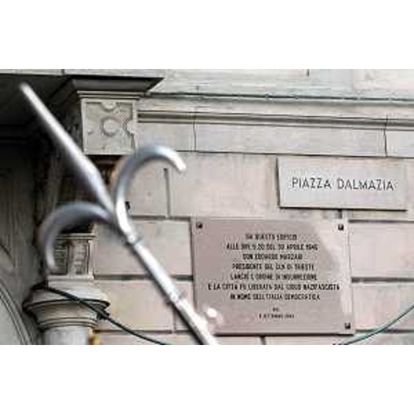 Targa dedicata a Don Marzari. (Trieste, 09/09/04)