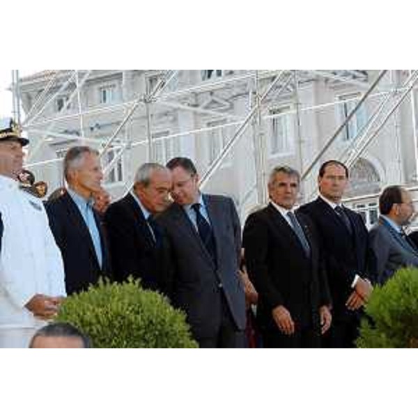 Riccardo Illy (Presidente della Regione Friuli Venezia Giulia) ed altre autorità alla cerimonia per il ritorno della brigata "Pozzuolo del Friuli" dall'Iraq. (Trieste, 09/09/04)