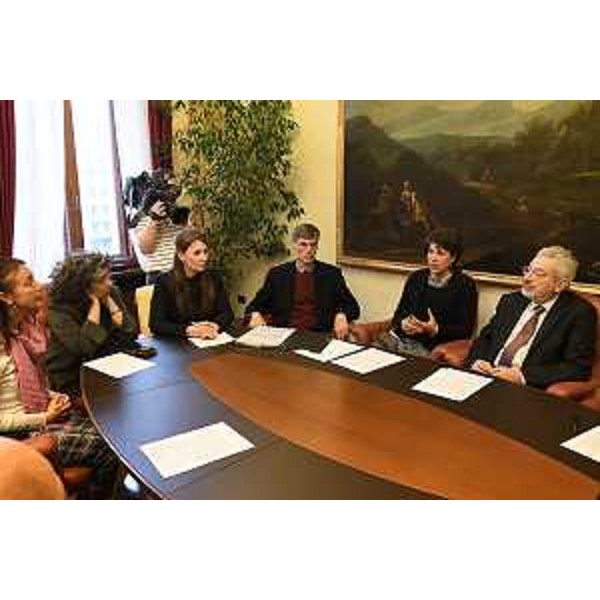Paolo Radivo (terzo da dx), portavoce del Coordinamento che ha presentato la petizione, tra le consigliere regionali Serena Pellegrino (Avs), Rosaria Capozzi (M5S) e Giulia Massolino (Patto-Civ), otre al collega di opposizione Furio Honsell (Open) - Paolo Radivo (terzo da dx), portavoce del Coordinamento che ha presentato la petizione, tra le consigliere regionali Serena Pellegrino (Avs), Rosaria Capozzi (M5S) e Giulia Massolino (Patto-Civ), otre al collega di opposizione Furio Honsell (Open)