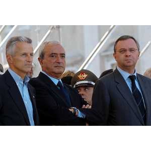 Riccardo Illy (Presidente della Regione Friuli Veenzia Giulia), Antonio Martino (Ministro della Difesa), Alessandro Tesini (Presidente del consiglio regionale) alla cerimonia per il ritorno della brigata "Pozzuolo del Friuli" dall'Iraq. (Trieste, 09/09/04)