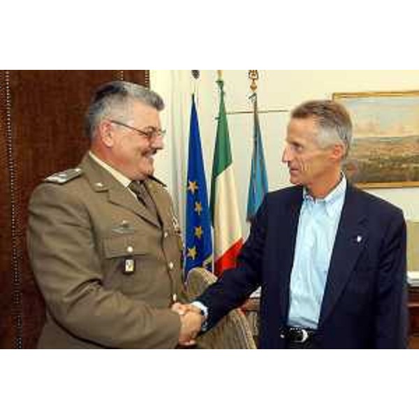 Riccardo Illy (Presidente della Regione Friuli Venezia Giulia), generale Luciano Alberici da Barbiano (comandante regionale Rfc - Reclutamento forze di completamento). (Trieste, 06/09/04)