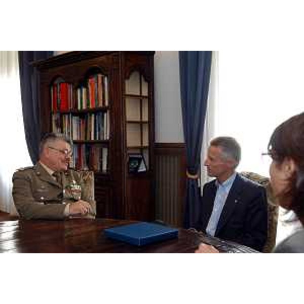 Riccardo Illy (Presidente della Regione Friuli Venezia Giulia) incontra il generale Luciano Alberici da Barbiano (comandante regionale Rfc - Reclutamento forze di completamento). (Trieste, 06/09/04)