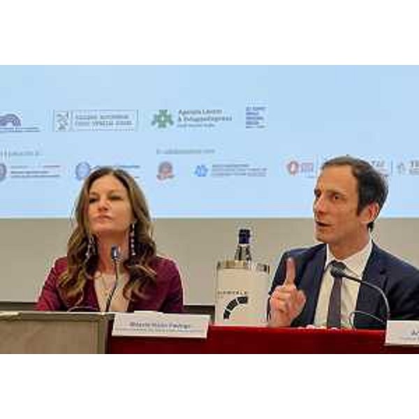 Il governatore del Friuli Venezia Giulia (a destra) durante la presentazione di "Selecting Italy" 2024 - Il governatore del Friuli Venezia Giulia (a destra) durante la presentazione di "Selecting Italy" 2024