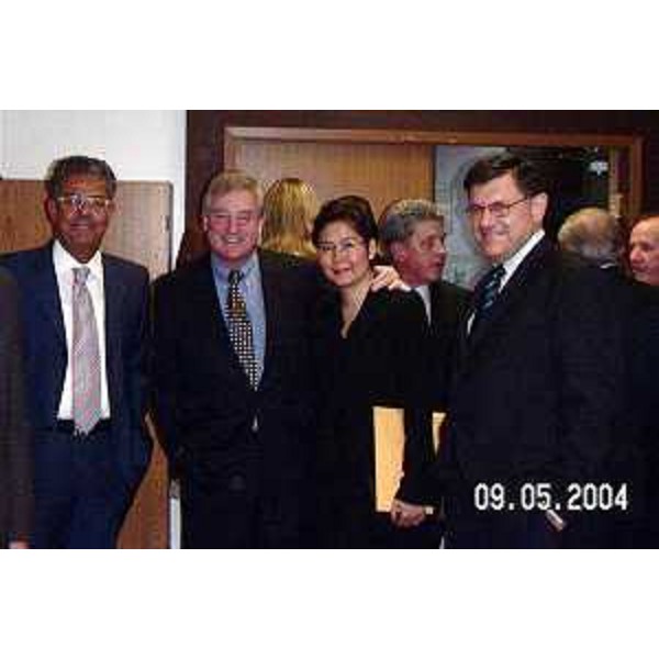 Roberto Antonaz (Assessore regionale all'istruzione, cultura, sport e pace), David Emerson (Ministro dell'Industria canadese). (Vancouver, 05/09/04)
