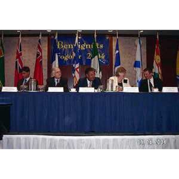 Roberto Antonaz (Assessore regionale all'istruzione, cultura, sport e pace), Giorgio Visetti (Console italiano a Vancouver), Paola Modotti Filippin (Presidente della Federazione dei Fogolars del Canada). (Vancouver, 04/09/04)