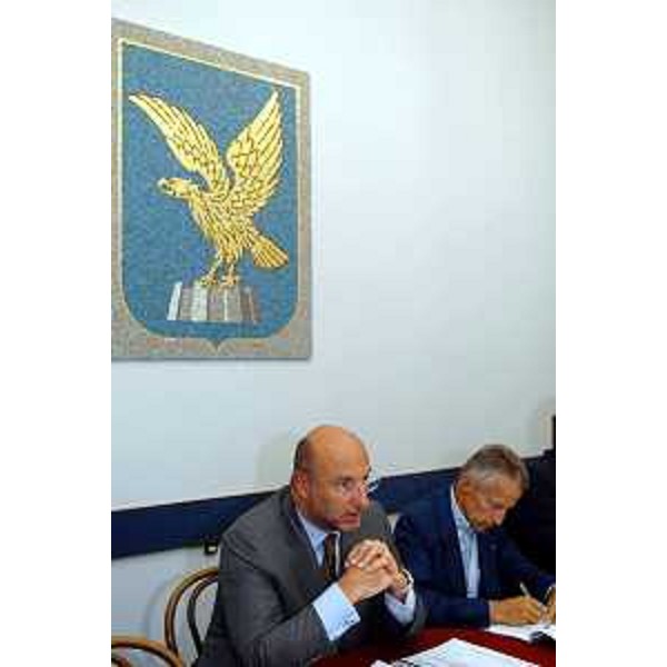 Enrico Bertossi (Assessore regionale alle attività produttive), Riccardo Illy (Presidente della Regione Friuli Venezia Giulia) alla conferenza stampa sul progetto di Monitor Group. (Trieste, 02/09/04)