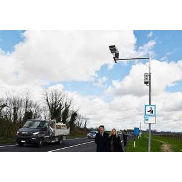 L'assessore regionale Cristina Amirante con il presidente di Fvg Strade Raffaele Fantelli presso uno degli autovelox inaugurati - L'assessore regionale Cristina Amirante con il presidente di Fvg Strade Raffaele Fantelli presso uno degli autovelox inaugurati